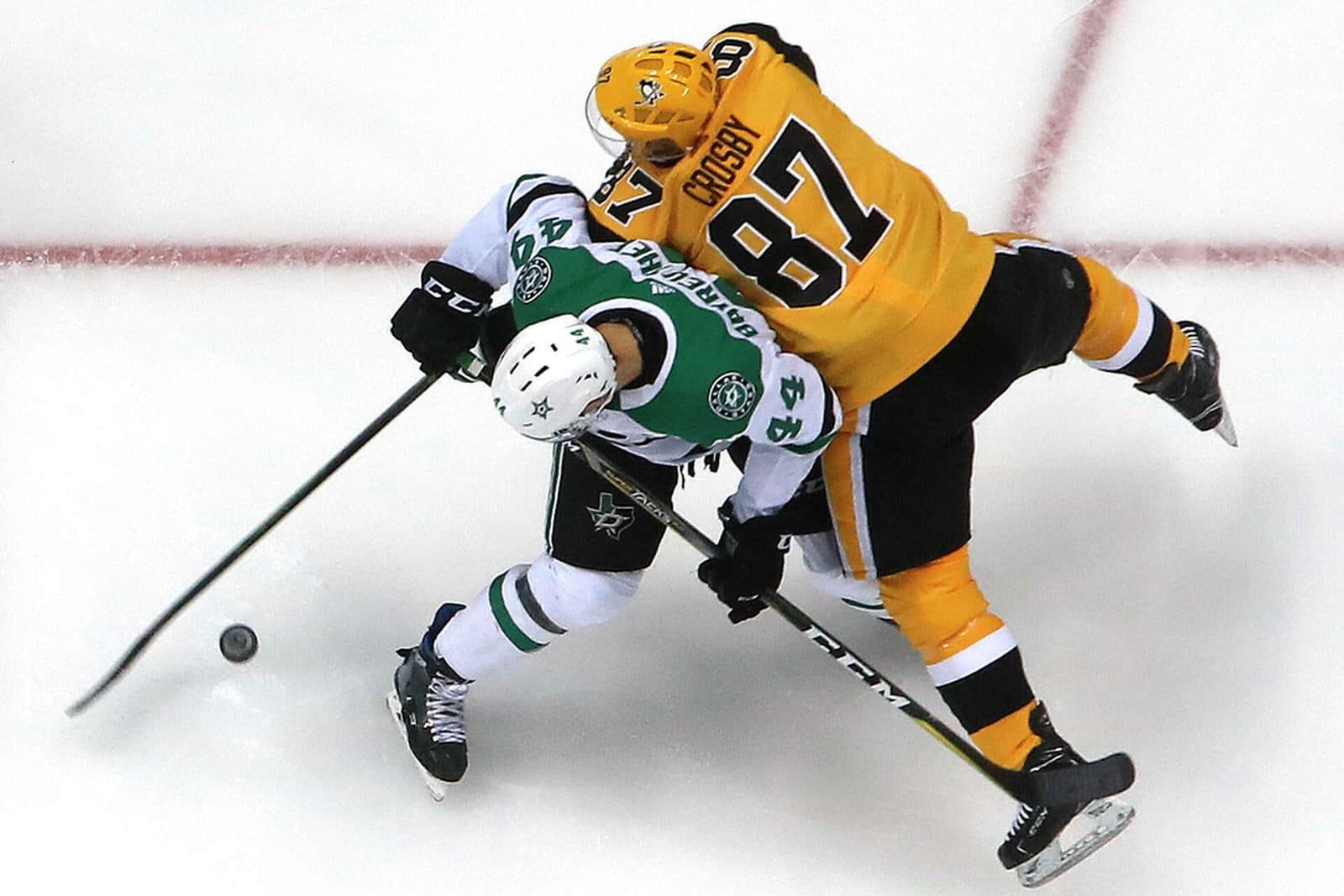 Gavin Bayreuther, number 44, boxing Sidney Crosby out in front of the Dallas net in Pittsburgh, November 21, 2018